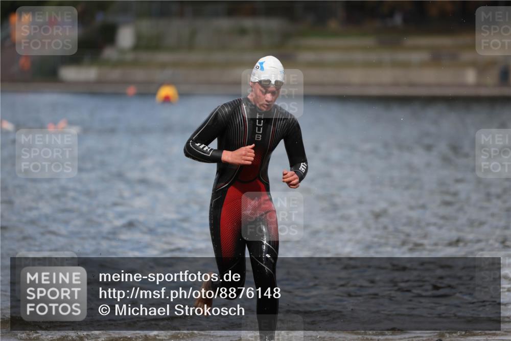 14.09.2025 - Stadtparktriathlon Michael Strokosch http://msf.ph/oto/8876148 14.09.2025 13:15:29 Schwimmen 1571, 1611, 1620 meine-sportfotos.de