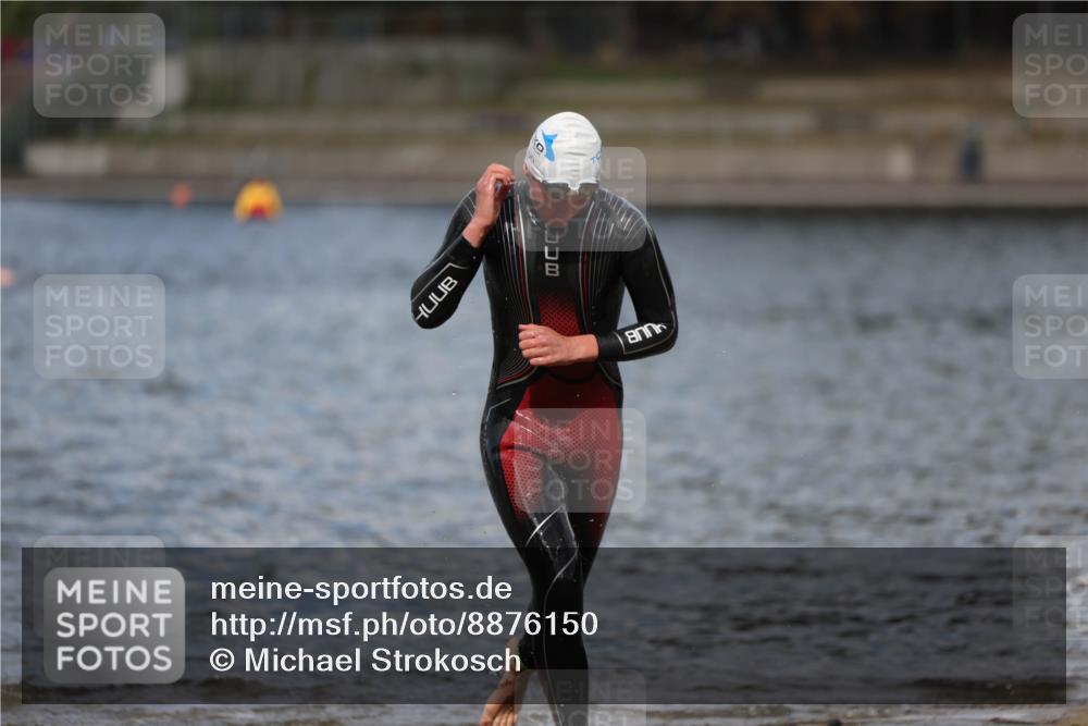 14.09.2025 - Stadtparktriathlon Michael Strokosch http://msf.ph/oto/8876150 14.09.2025 13:15:29 Schwimmen 1571, 1611, 1620 meine-sportfotos.de