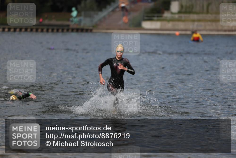 14.09.2025 - Stadtparktriathlon Michael Strokosch http://msf.ph/oto/8876219 14.09.2025 13:16:08 Schwimmen 1576, 1581, 1596 meine-sportfotos.de