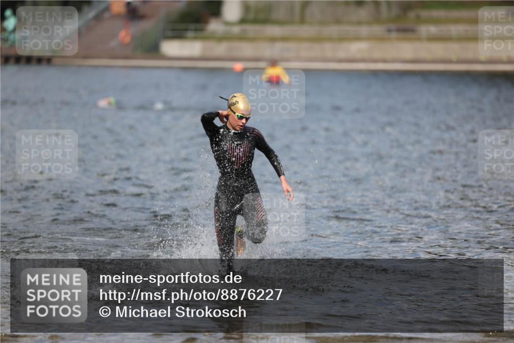 14.09.2025 - Stadtparktriathlon Michael Strokosch http://msf.ph/oto/8876227 14.09.2025 13:16:09 Schwimmen 1576, 1581, 1596, 1607 meine-sportfotos.de