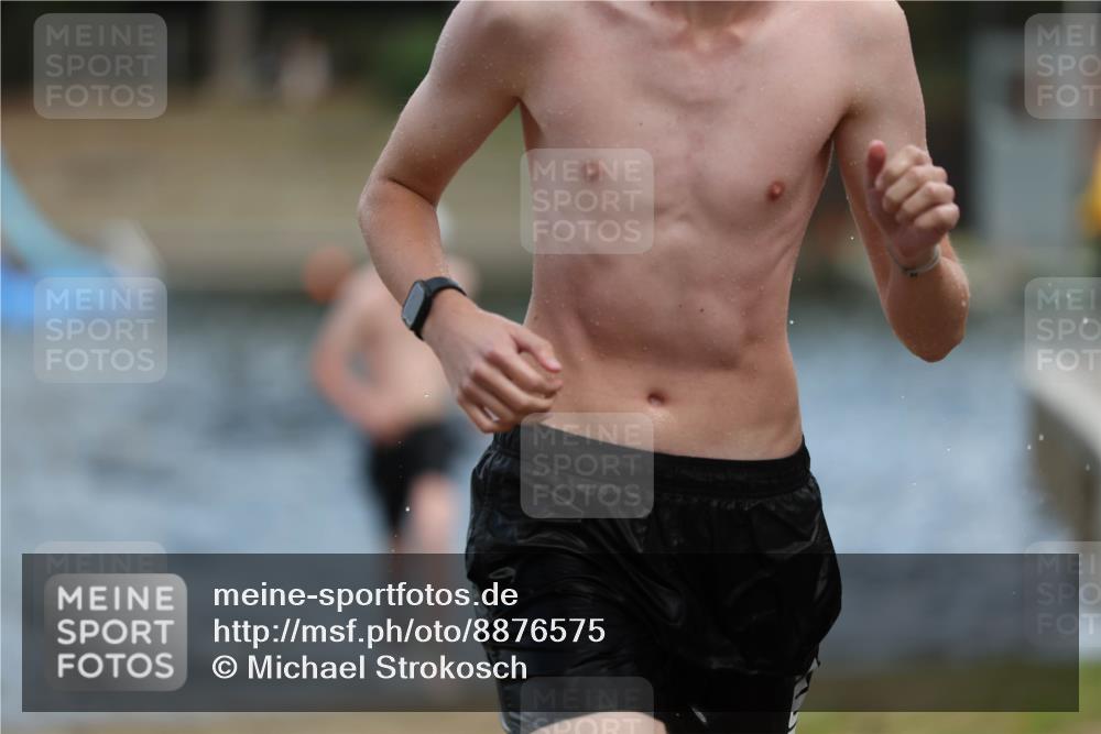 14.09.2025 - Stadtparktriathlon Michael Strokosch http://msf.ph/oto/8876575 14.09.2025 13:18:04 Schwimmen 1549, 1553 meine-sportfotos.de