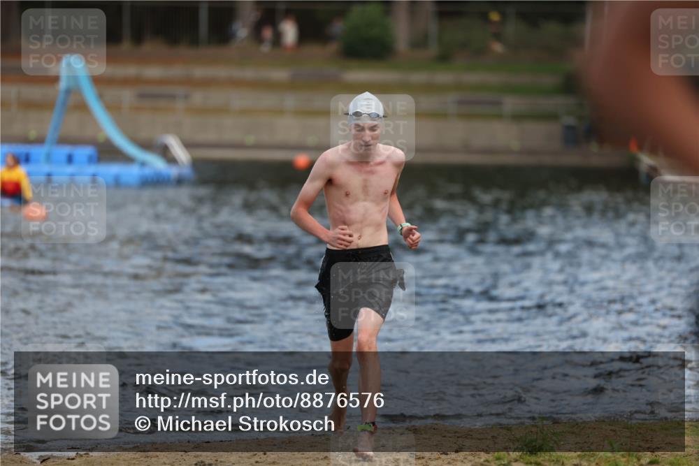 14.09.2025 - Stadtparktriathlon Michael Strokosch http://msf.ph/oto/8876576 14.09.2025 13:18:05 Schwimmen 1549, 1553 meine-sportfotos.de