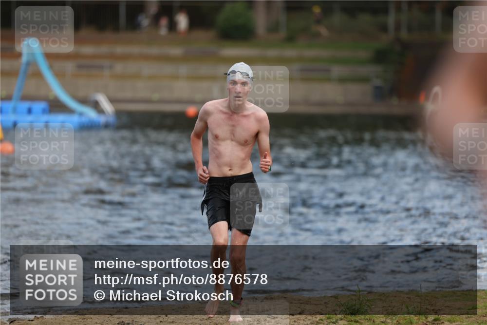 14.09.2025 - Stadtparktriathlon Michael Strokosch http://msf.ph/oto/8876578 14.09.2025 13:18:05 Schwimmen 1549, 1553 meine-sportfotos.de