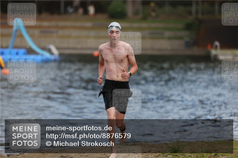 14.09.2025 - Stadtparktriathlon Michael Strokosch http://msf.ph/oto/8876579 14.09.2025 13:18:05 Schwimmen 1549, 1553 meine-sportfotos.de