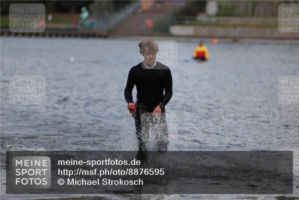 14.09.2025 - Stadtparktriathlon Michael Strokosch http://msf.ph/oto/8876595 14.09.2025 13:18:19 Schwimmen 1561 meine-sportfotos.de