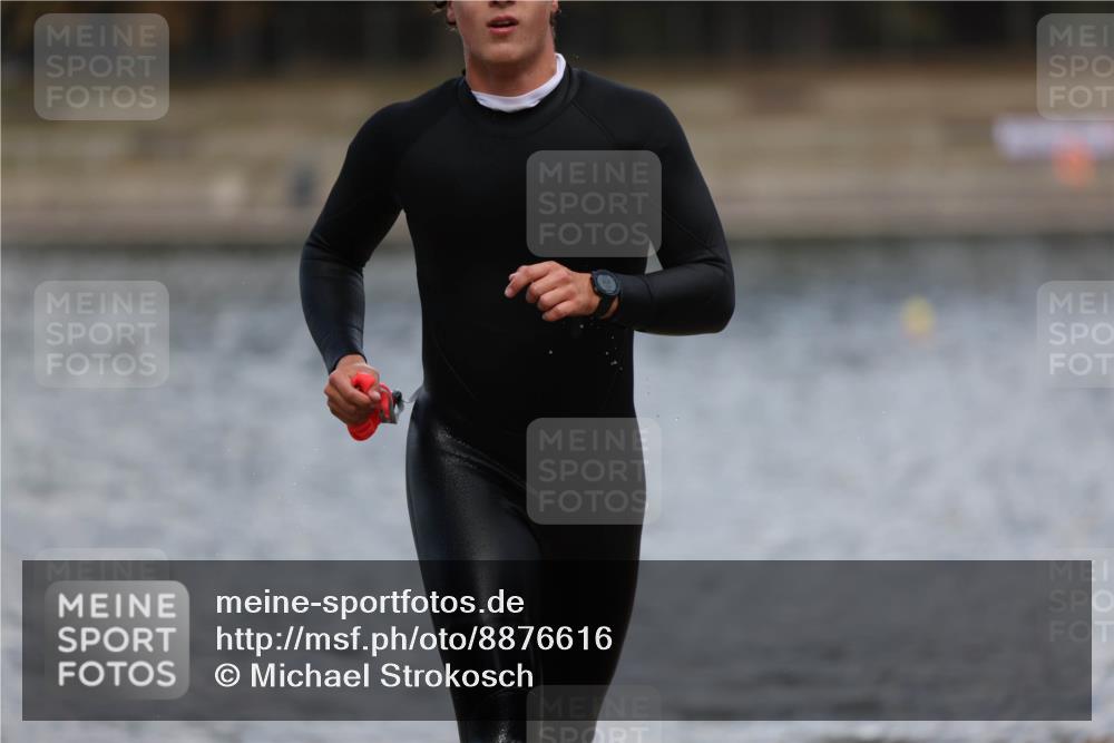 14.09.2025 - Stadtparktriathlon Michael Strokosch http://msf.ph/oto/8876616 14.09.2025 13:18:22 Schwimmen 1561 meine-sportfotos.de