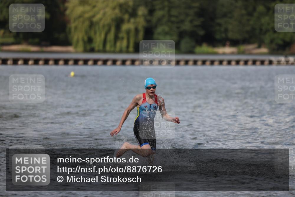 14.09.2025 - Stadtparktriathlon Michael Strokosch http://msf.ph/oto/8876726 14.09.2025 13:19:58 Schwimmen 1586, 1589, 1597 meine-sportfotos.de