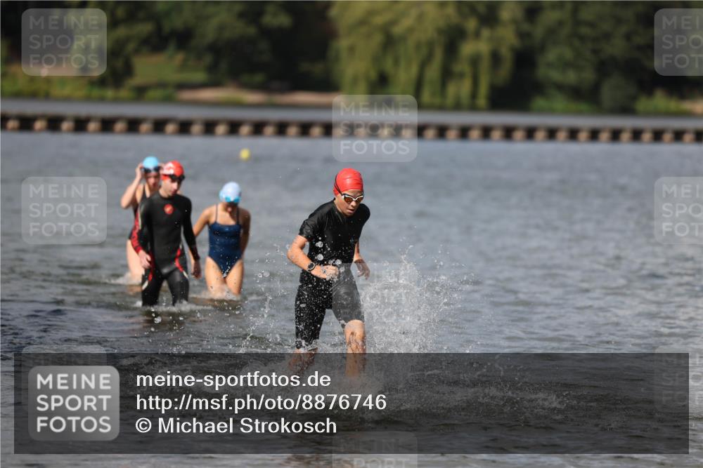 14.09.2025 - Stadtparktriathlon Michael Strokosch http://msf.ph/oto/8876746 14.09.2025 13:20:04 Schwimmen 1586, 1589, 1591 meine-sportfotos.de