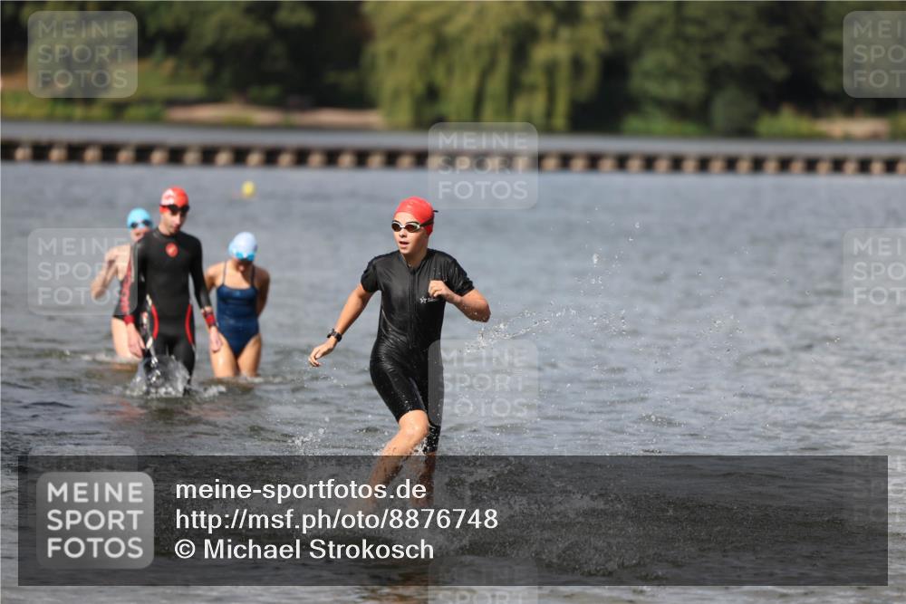 14.09.2025 - Stadtparktriathlon Michael Strokosch http://msf.ph/oto/8876748 14.09.2025 13:20:05 Schwimmen 1586, 1589, 1591 meine-sportfotos.de