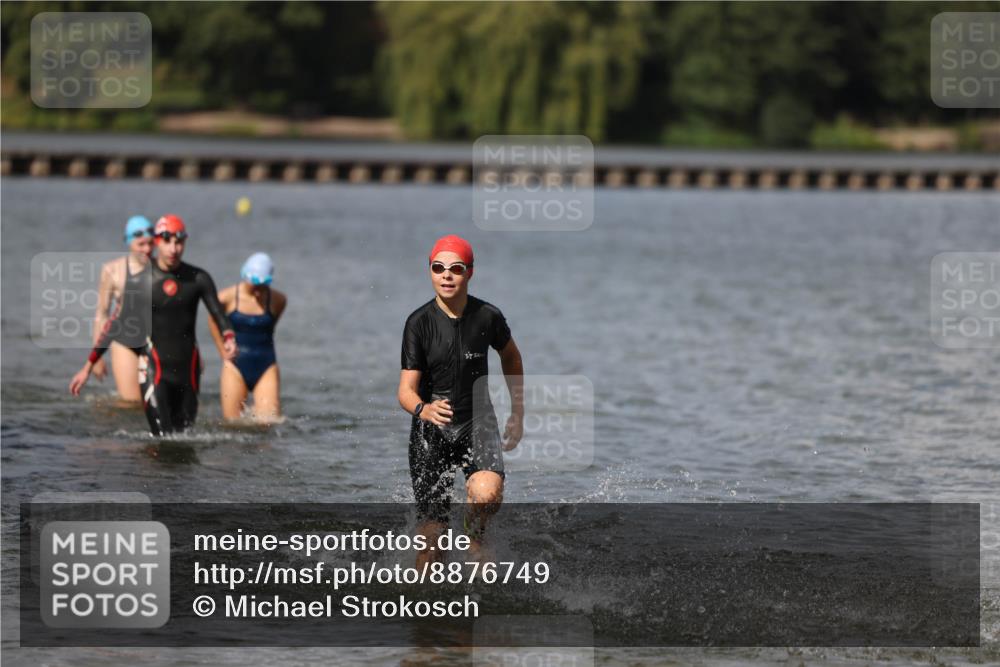 14.09.2025 - Stadtparktriathlon Michael Strokosch http://msf.ph/oto/8876749 14.09.2025 13:20:05 Schwimmen 1586, 1589, 1591 meine-sportfotos.de