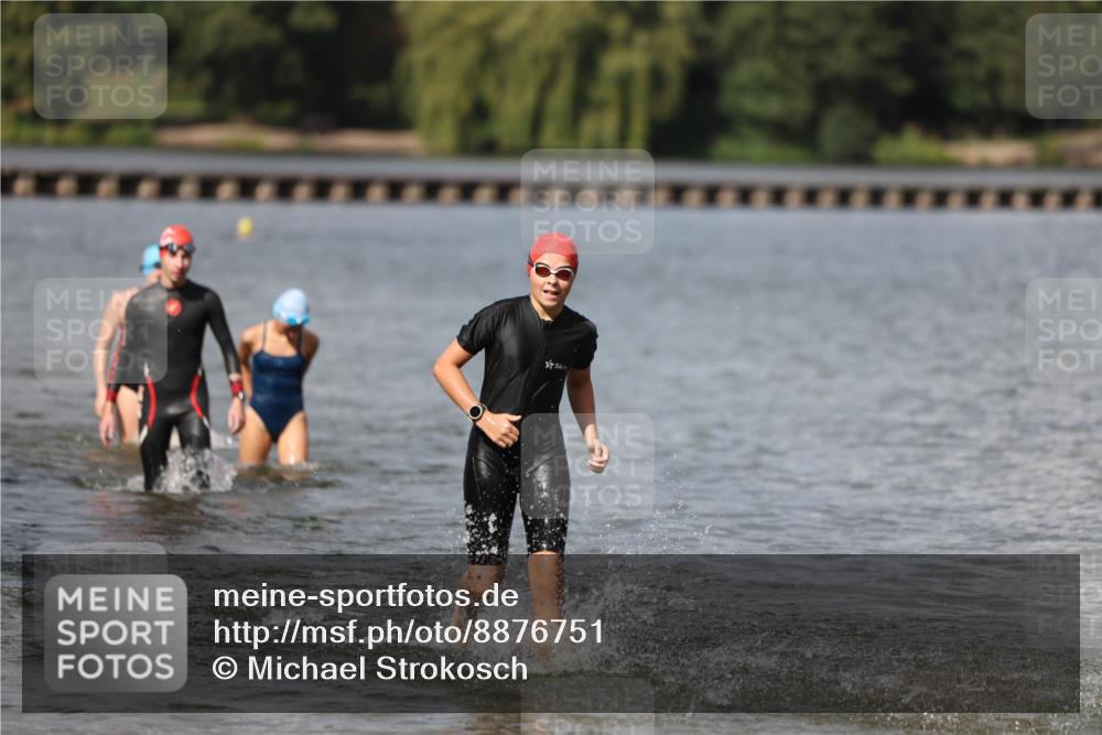 14.09.2025 - Stadtparktriathlon Michael Strokosch http://msf.ph/oto/8876751 14.09.2025 13:20:05 Schwimmen 1586, 1589, 1591 meine-sportfotos.de