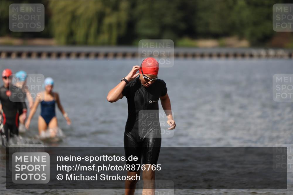 14.09.2025 - Stadtparktriathlon Michael Strokosch http://msf.ph/oto/8876765 14.09.2025 13:20:08 Schwimmen 1573, 1582, 1589, 1591 meine-sportfotos.de