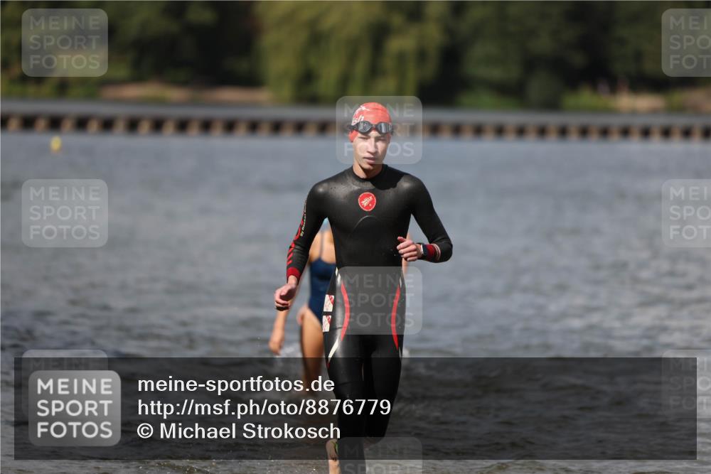 14.09.2025 - Stadtparktriathlon Michael Strokosch http://msf.ph/oto/8876779 14.09.2025 13:20:13 Schwimmen 1573, 1582, 1589, 1591 meine-sportfotos.de