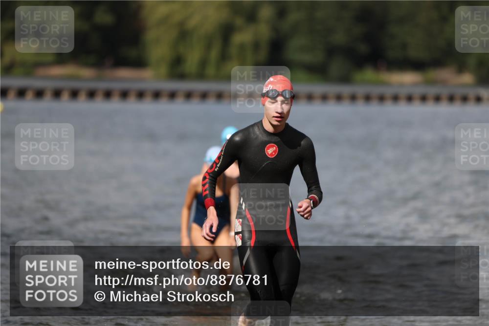 14.09.2025 - Stadtparktriathlon Michael Strokosch http://msf.ph/oto/8876781 14.09.2025 13:20:14 Schwimmen 1573, 1582, 1591 meine-sportfotos.de