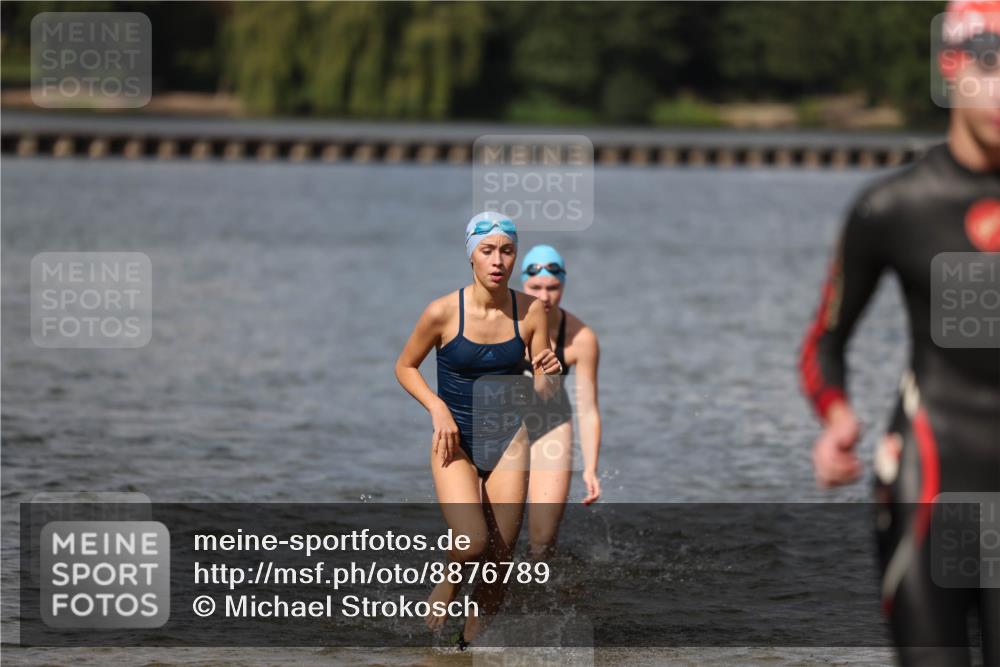 14.09.2025 - Stadtparktriathlon Michael Strokosch http://msf.ph/oto/8876789 14.09.2025 13:20:15 Schwimmen 1573, 1582, 1591 meine-sportfotos.de