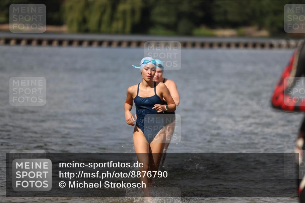 14.09.2025 - Stadtparktriathlon Michael Strokosch http://msf.ph/oto/8876790 14.09.2025 13:20:16 Schwimmen 1573, 1582, 1591 meine-sportfotos.de