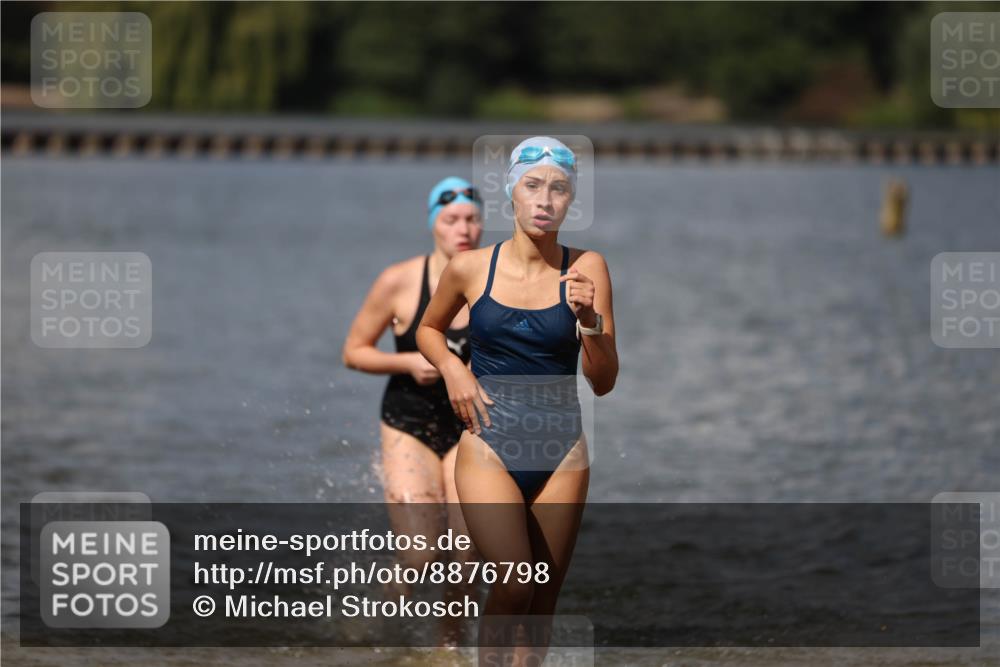 14.09.2025 - Stadtparktriathlon Michael Strokosch http://msf.ph/oto/8876798 14.09.2025 13:20:17 Schwimmen 1573, 1582, 1591 meine-sportfotos.de