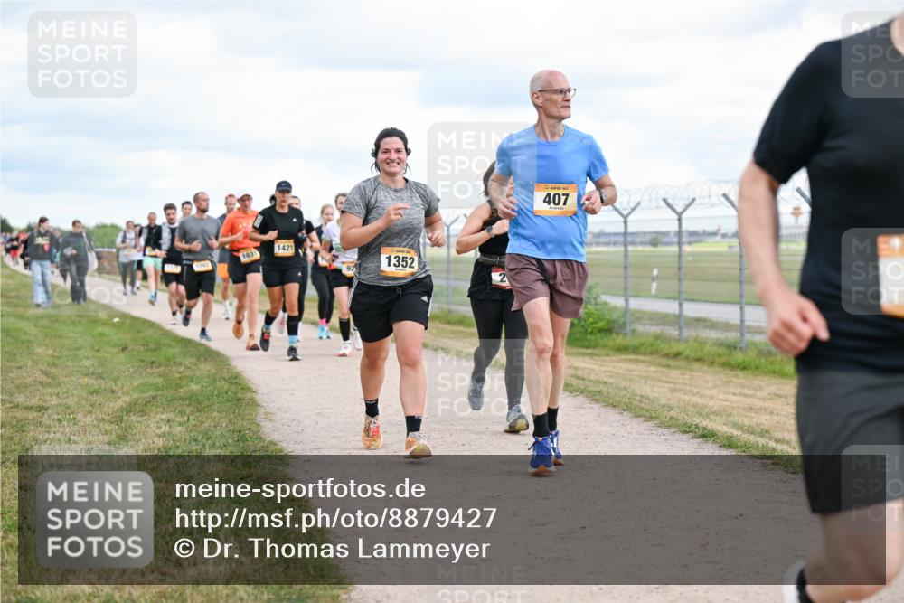 14.09.2025 - Airport Race Dr. Thomas Lammeyer http://msf.ph/oto/8879427 14.09.2025 12:28:38 Laufen 1421, 103, 1062, 1352, 407 meine-sportfotos.de