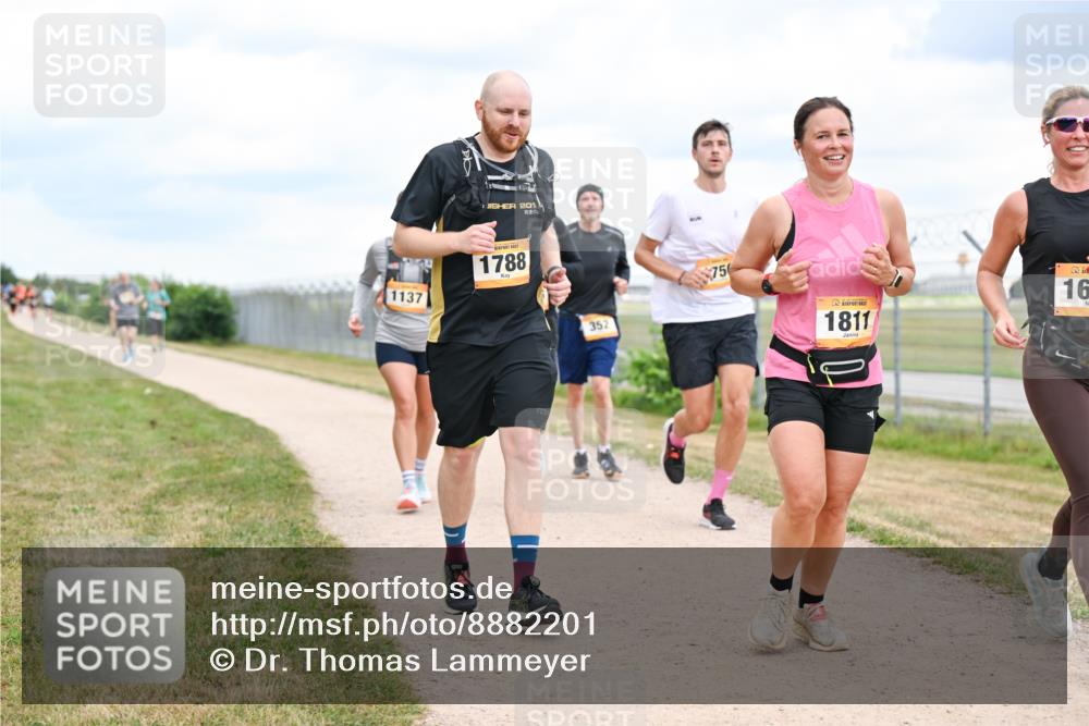 14.09.2025 - Airport Race Dr. Thomas Lammeyer http://msf.ph/oto/8882201 14.09.2025 12:34:43 Laufen 201, 11, 37, 17, 88, 352, 750, 18, 11, 16 meine-sportfotos.de