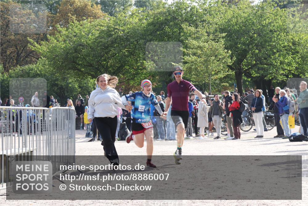 14.09.2025 - Stadtparktriathlon Strokosch-Dieckow http://msf.ph/oto/8886007 14.09.2025 11:09:05 Ziel 528, 586, 591 meine-sportfotos.de