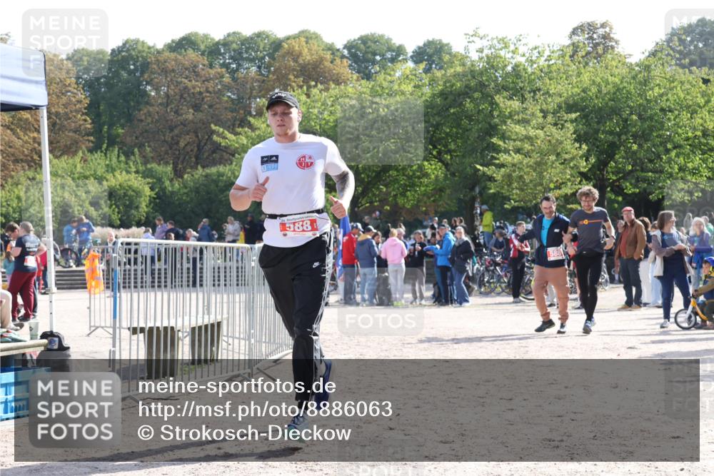 14.09.2025 - Stadtparktriathlon Strokosch-Dieckow http://msf.ph/oto/8886063 14.09.2025 11:11:29 Ziel 588 meine-sportfotos.de