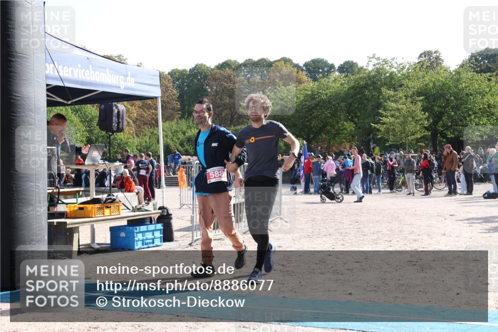 14.09.2025 - Stadtparktriathlon Strokosch-Dieckow http://msf.ph/oto/8886077 14.09.2025 11:11:35 Ziel 588 meine-sportfotos.de