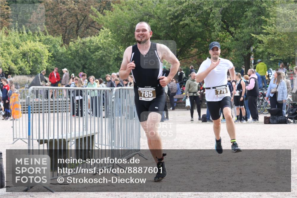 14.09.2025 - Stadtparktriathlon Strokosch-Dieckow http://msf.ph/oto/8887601 14.09.2025 11:44:23 Ziel 779, 785 meine-sportfotos.de