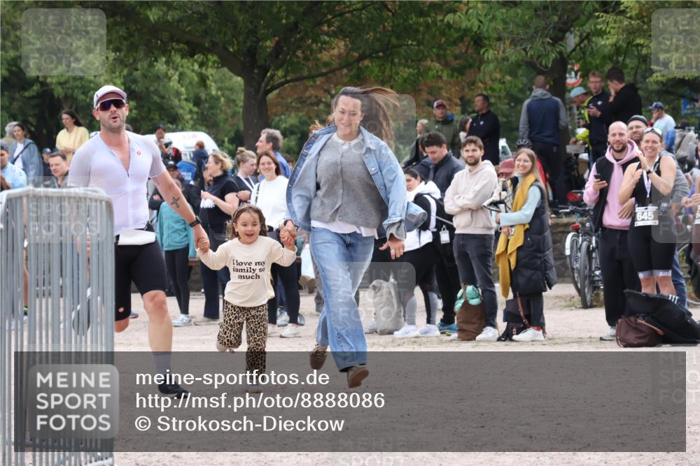 14.09.2025 - Stadtparktriathlon Strokosch-Dieckow http://msf.ph/oto/8888086 14.09.2025 12:00:01 Ziel 821, 835 meine-sportfotos.de