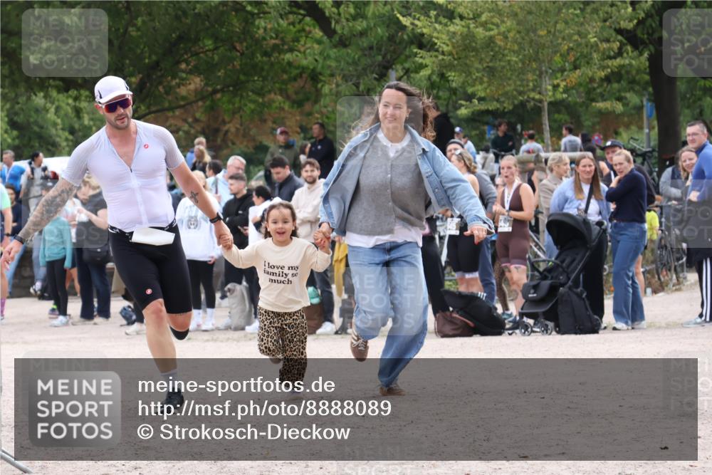 14.09.2025 - Stadtparktriathlon Strokosch-Dieckow http://msf.ph/oto/8888089 14.09.2025 12:00:03 Ziel 821, 835 meine-sportfotos.de