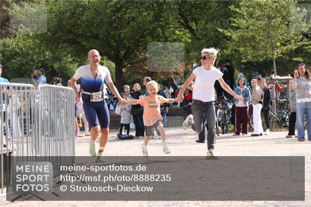 14.09.2025 - Stadtparktriathlon Strokosch-Dieckow http://msf.ph/oto/8888235 14.09.2025 12:07:33 Ziel 829, 882 meine-sportfotos.de