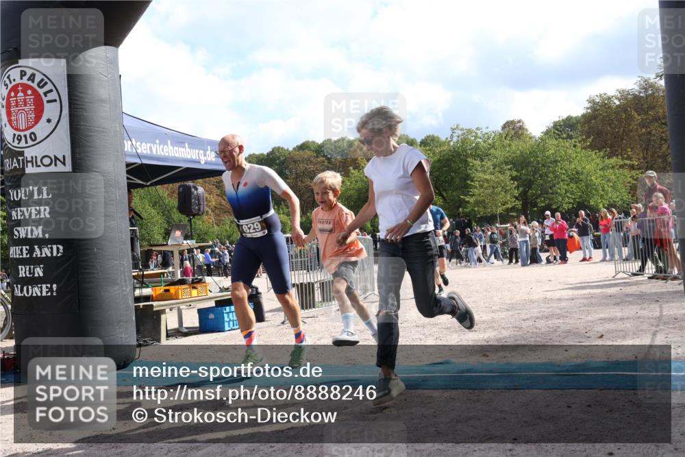 14.09.2025 - Stadtparktriathlon Strokosch-Dieckow http://msf.ph/oto/8888246 14.09.2025 12:07:36 Ziel 829, 882 meine-sportfotos.de