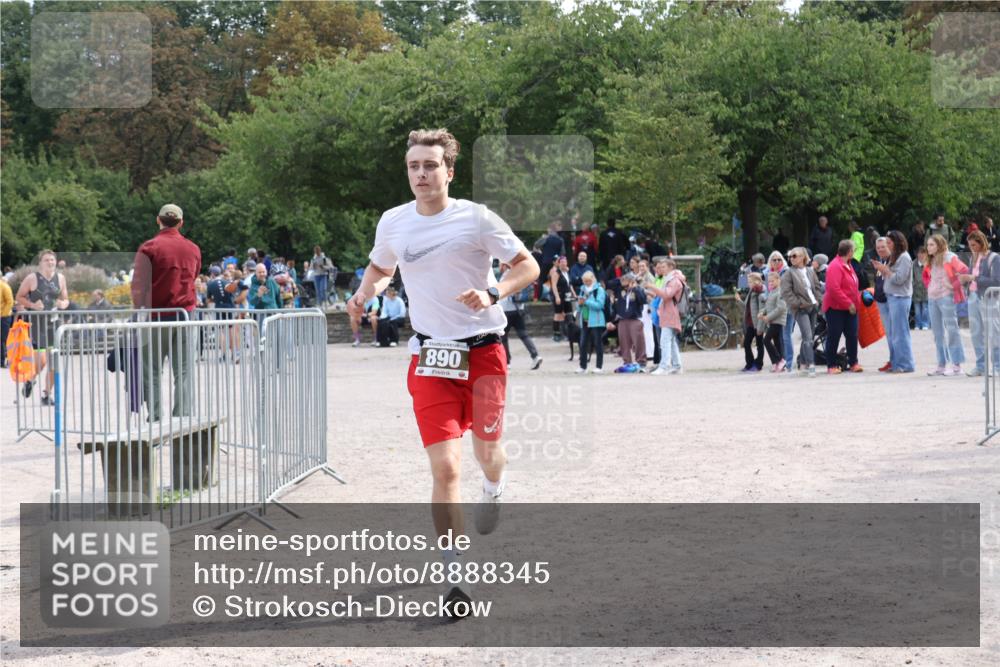 14.09.2025 - Stadtparktriathlon Strokosch-Dieckow http://msf.ph/oto/8888345 14.09.2025 12:13:14 Ziel 890, 902 meine-sportfotos.de