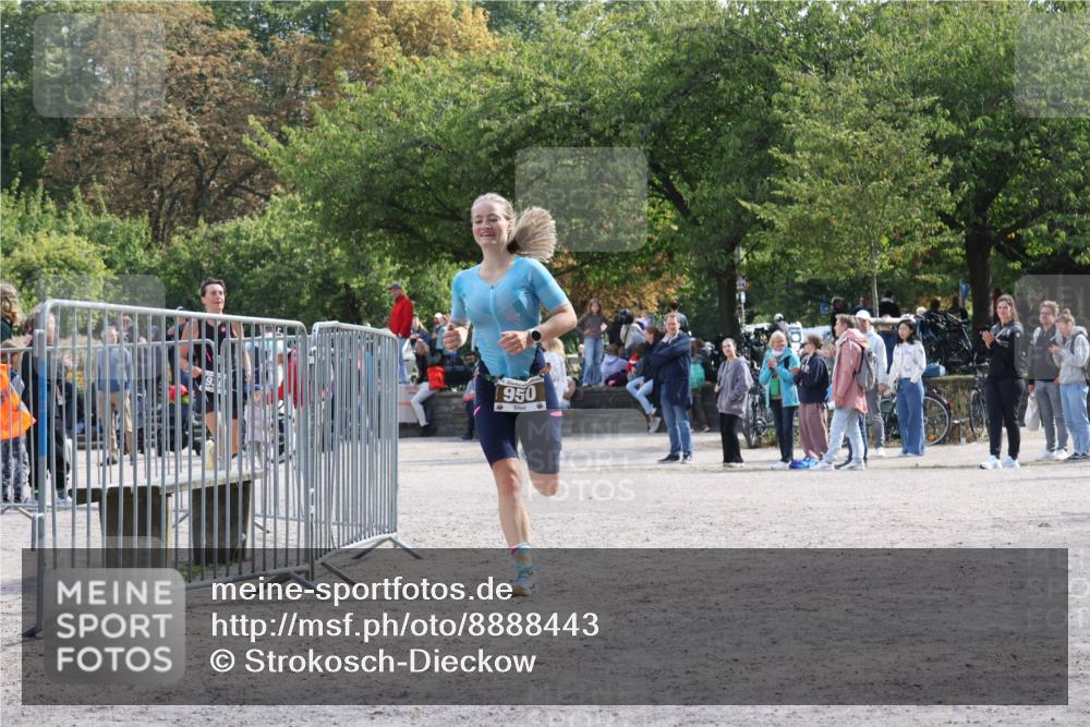 14.09.2025 - Stadtparktriathlon Strokosch-Dieckow http://msf.ph/oto/8888443 14.09.2025 12:22:11 Ziel 930, 950 meine-sportfotos.de