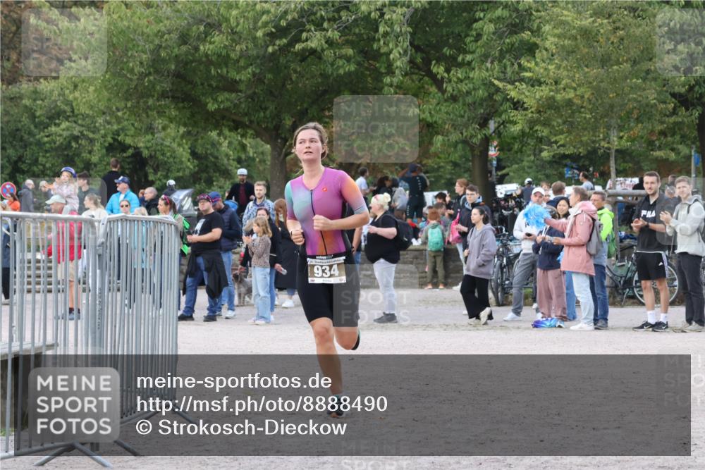 14.09.2025 - Stadtparktriathlon Strokosch-Dieckow http://msf.ph/oto/8888490 14.09.2025 12:26:10 Ziel 934, 935 meine-sportfotos.de