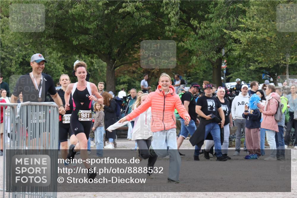 14.09.2025 - Stadtparktriathlon Strokosch-Dieckow http://msf.ph/oto/8888532 14.09.2025 12:27:05 Ziel 981, 996 meine-sportfotos.de