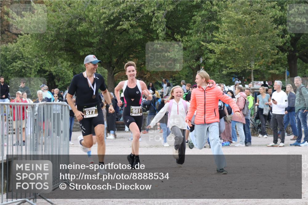 14.09.2025 - Stadtparktriathlon Strokosch-Dieckow http://msf.ph/oto/8888534 14.09.2025 12:27:06 Ziel 981, 996 meine-sportfotos.de