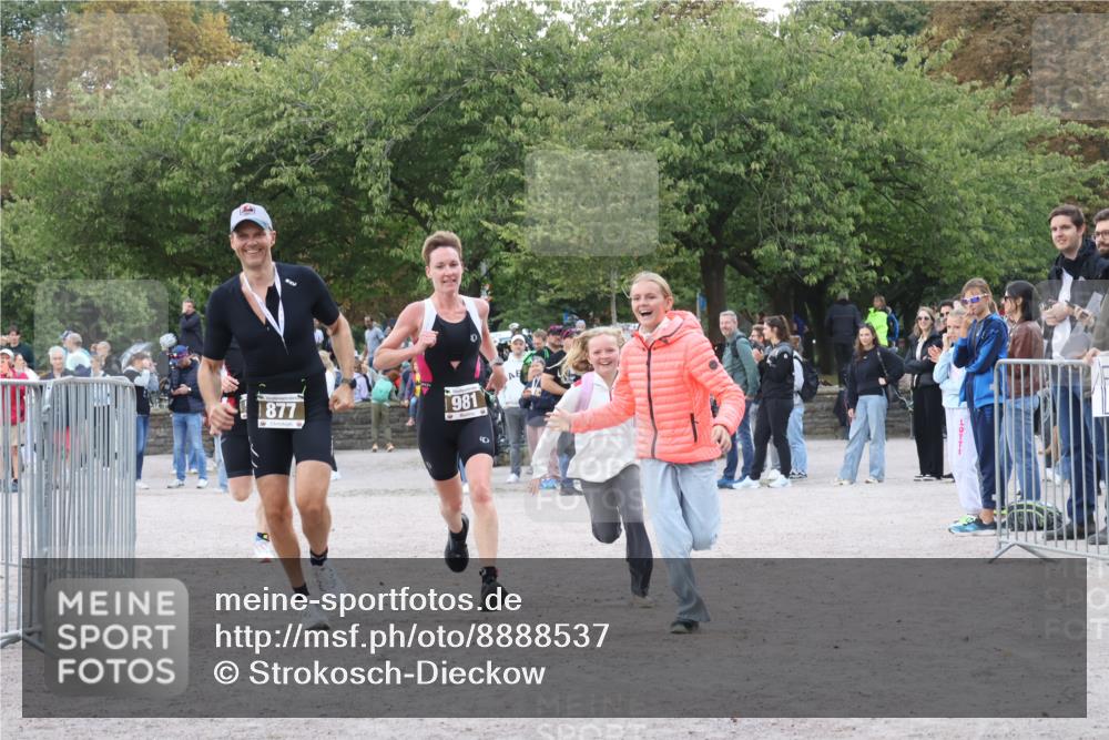 14.09.2025 - Stadtparktriathlon Strokosch-Dieckow http://msf.ph/oto/8888537 14.09.2025 12:27:07 Ziel 981, 996 meine-sportfotos.de
