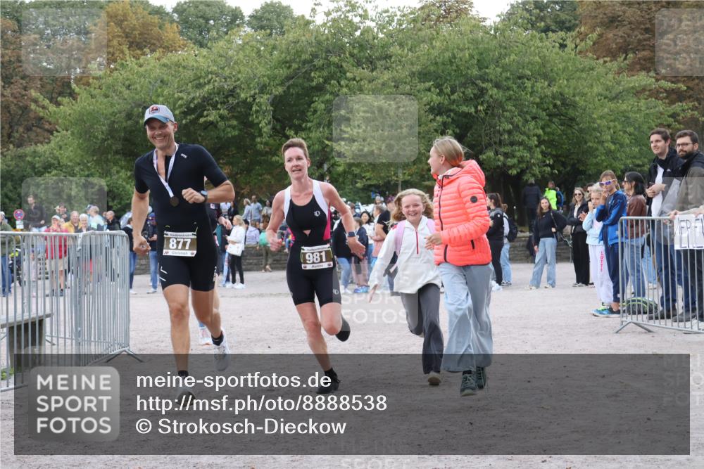14.09.2025 - Stadtparktriathlon Strokosch-Dieckow http://msf.ph/oto/8888538 14.09.2025 12:27:08 Ziel 981, 996 meine-sportfotos.de