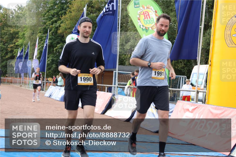 14.09.2025 - Airport Race Strokosch-Dieckow http://msf.ph/oto/8888732 14.09.2025 13:00:32 Ziel 1990, 1991, 2174 meine-sportfotos.de