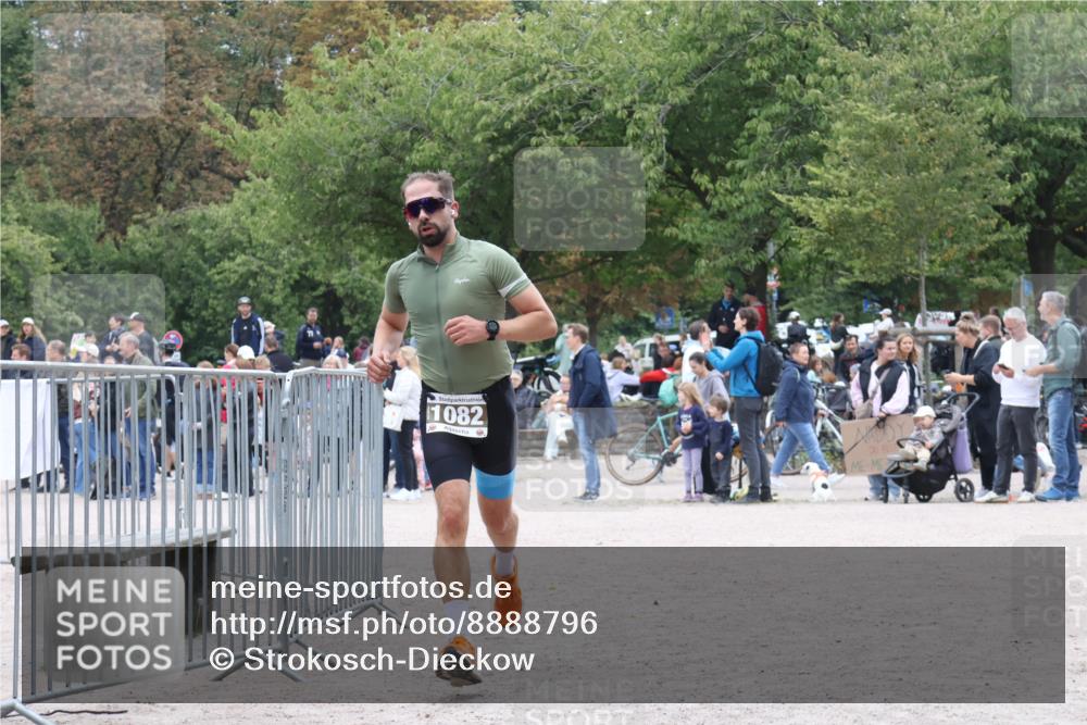 14.09.2025 - Stadtparktriathlon Strokosch-Dieckow http://msf.ph/oto/8888796 14.09.2025 12:32:51 Ziel 1077, 1082 meine-sportfotos.de