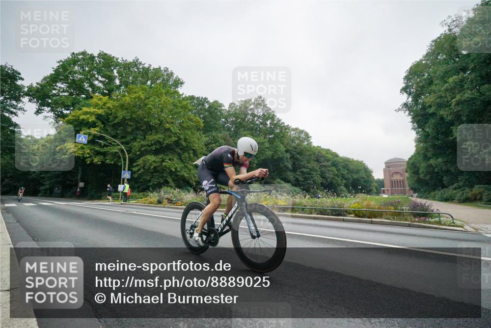 14.09.2025 - Stadtparktriathlon Michael Burmester http://msf.ph/oto/8889025 14.09.2025 09:01:51 Radfahren 304, 324, 358 meine-sportfotos.de