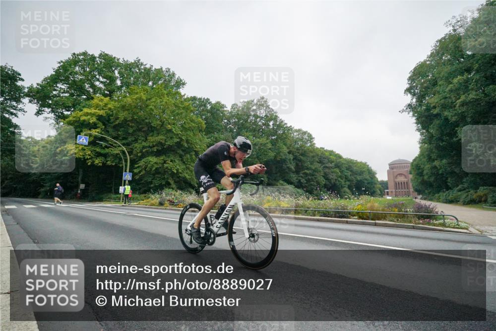 14.09.2025 - Stadtparktriathlon Michael Burmester http://msf.ph/oto/8889027 14.09.2025 09:01:53 Radfahren 304, 324, 358 meine-sportfotos.de