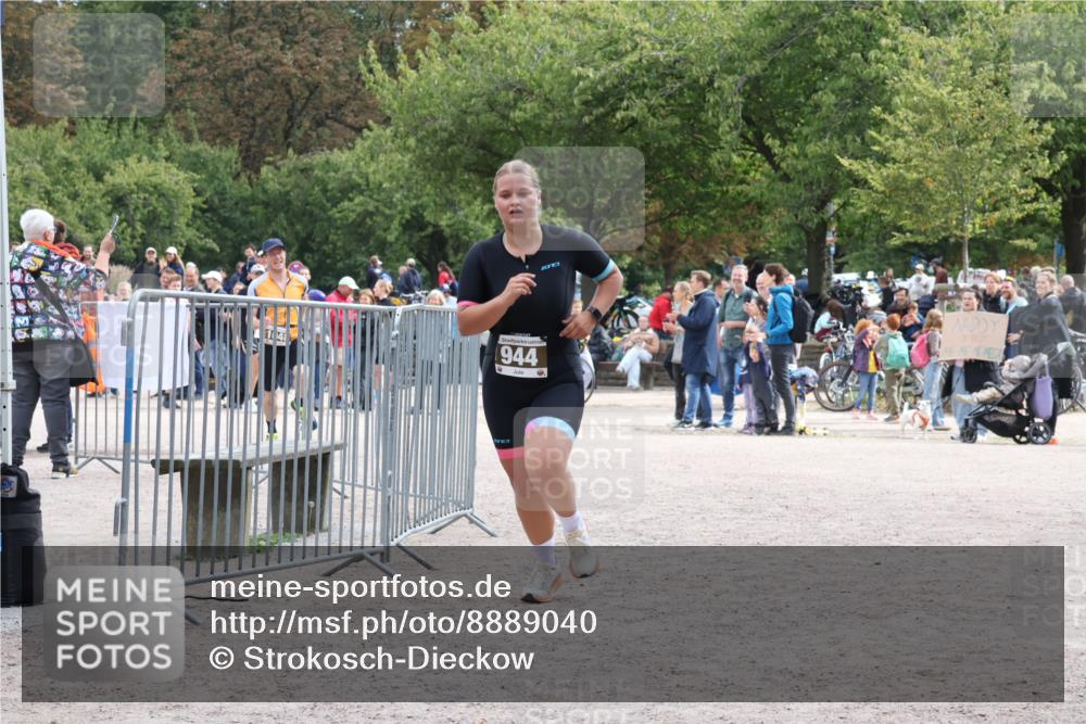 14.09.2025 - Stadtparktriathlon Strokosch-Dieckow http://msf.ph/oto/8889040 14.09.2025 12:37:26 Ziel 944, 1048 meine-sportfotos.de