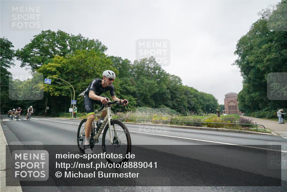 14.09.2025 - Stadtparktriathlon Michael Burmester http://msf.ph/oto/8889041 14.09.2025 09:02:31 Radfahren 318, 326, 339, 340, 342, 363, 370 meine-sportfotos.de