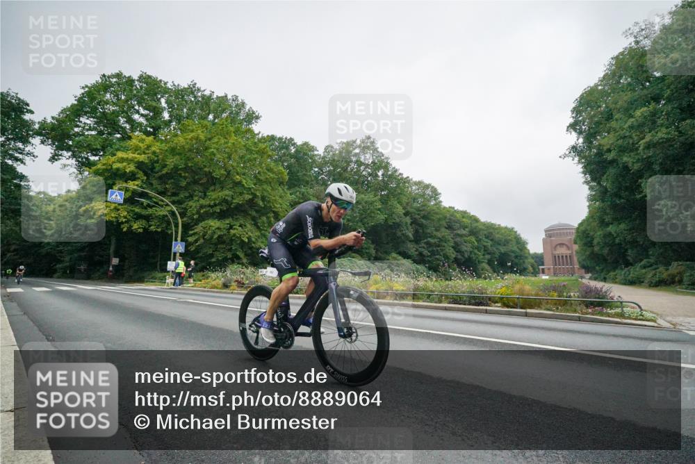 14.09.2025 - Stadtparktriathlon Michael Burmester http://msf.ph/oto/8889064 14.09.2025 09:02:56 Radfahren 302, 341, 352, 362, 451 meine-sportfotos.de