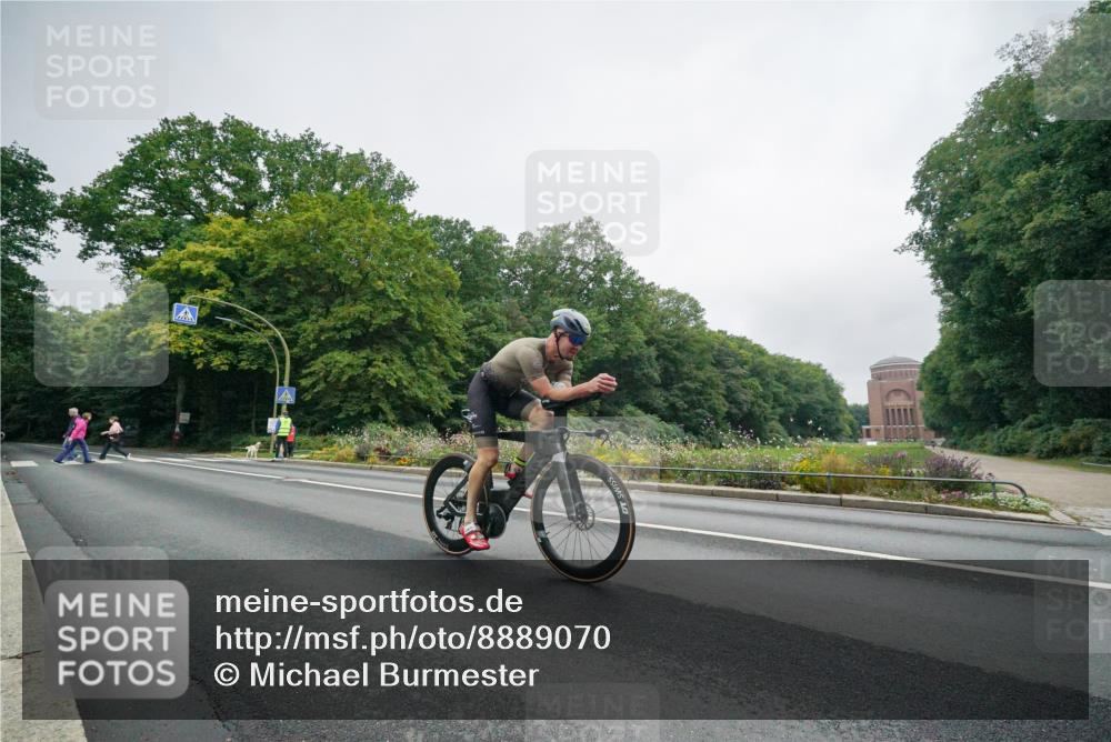 14.09.2025 - Stadtparktriathlon Michael Burmester http://msf.ph/oto/8889070 14.09.2025 09:03:05 Radfahren 341, 352, 354 meine-sportfotos.de