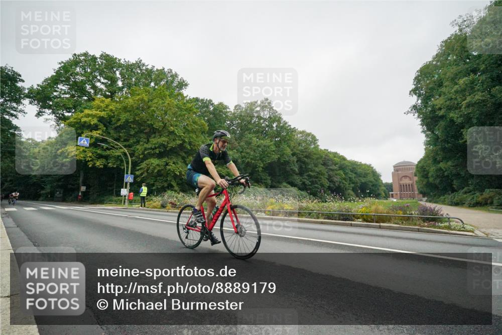 14.09.2025 - Stadtparktriathlon Michael Burmester http://msf.ph/oto/8889179 14.09.2025 09:06:19 Radfahren 331, 346, 359, 402, 422 meine-sportfotos.de