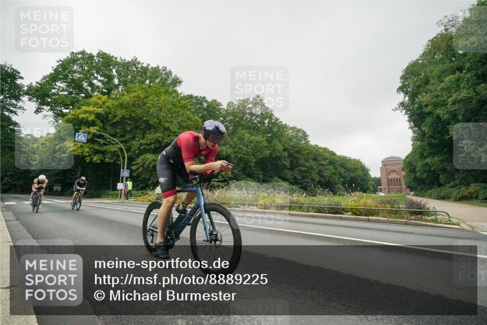 14.09.2025 - Stadtparktriathlon Michael Burmester http://msf.ph/oto/8889225 14.09.2025 09:08:13 Radfahren 333, 366, 377 meine-sportfotos.de