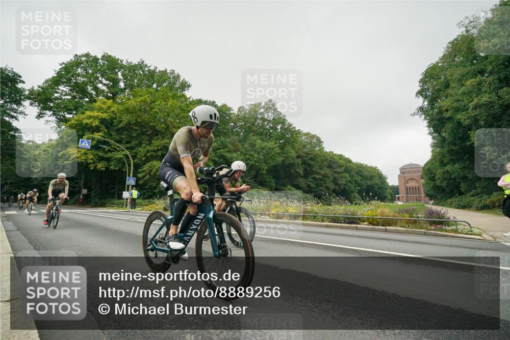 14.09.2025 - Stadtparktriathlon Michael Burmester http://msf.ph/oto/8889256 14.09.2025 09:08:44 Radfahren 318, 326, 339, 340, 342, 345, 347, 365, 370, 383, 392, 410, 418, 437 meine-sportfotos.de