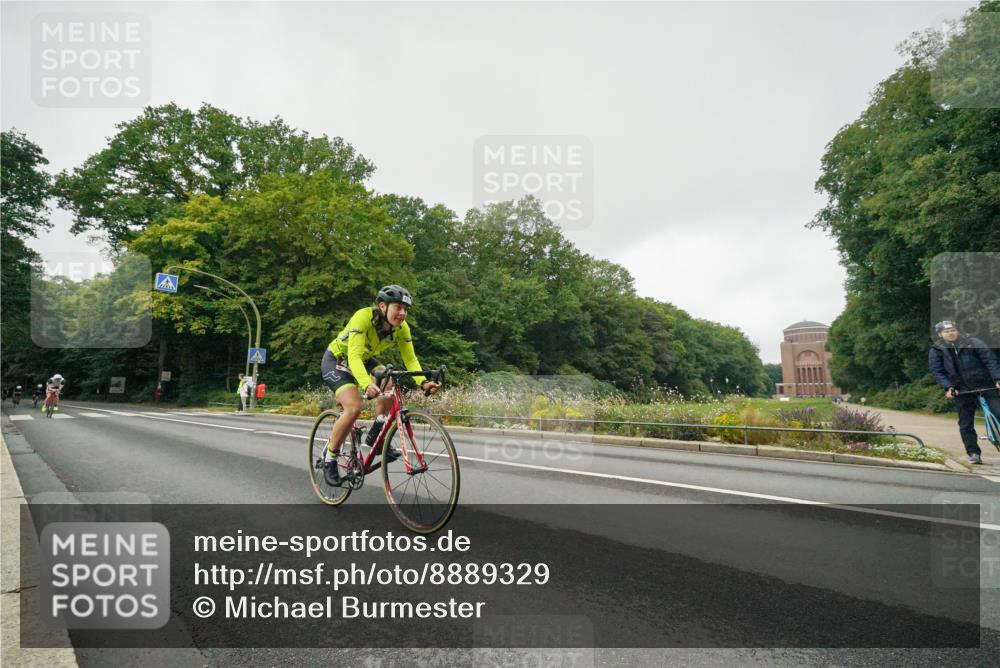 14.09.2025 - Stadtparktriathlon Michael Burmester http://msf.ph/oto/8889329 14.09.2025 09:10:33 Radfahren 303, 325, 372, 395, 420 meine-sportfotos.de